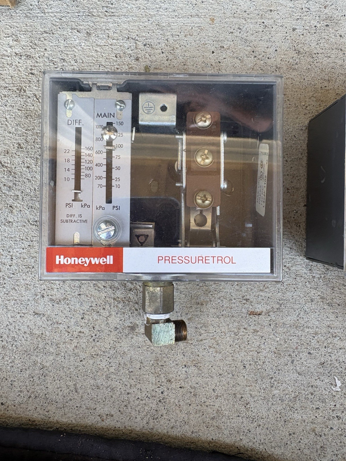 HONEYWELL L404F1102 PRESSURETROL SPDT 10 – 150 PSI, 120/240Vac