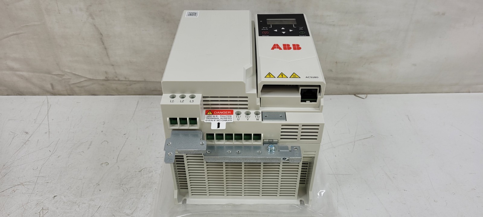 ABB ACS180-04S-25A0-2 AC Drive 7.5HP 240V 3-Phase Wall Mount IP20 NEW