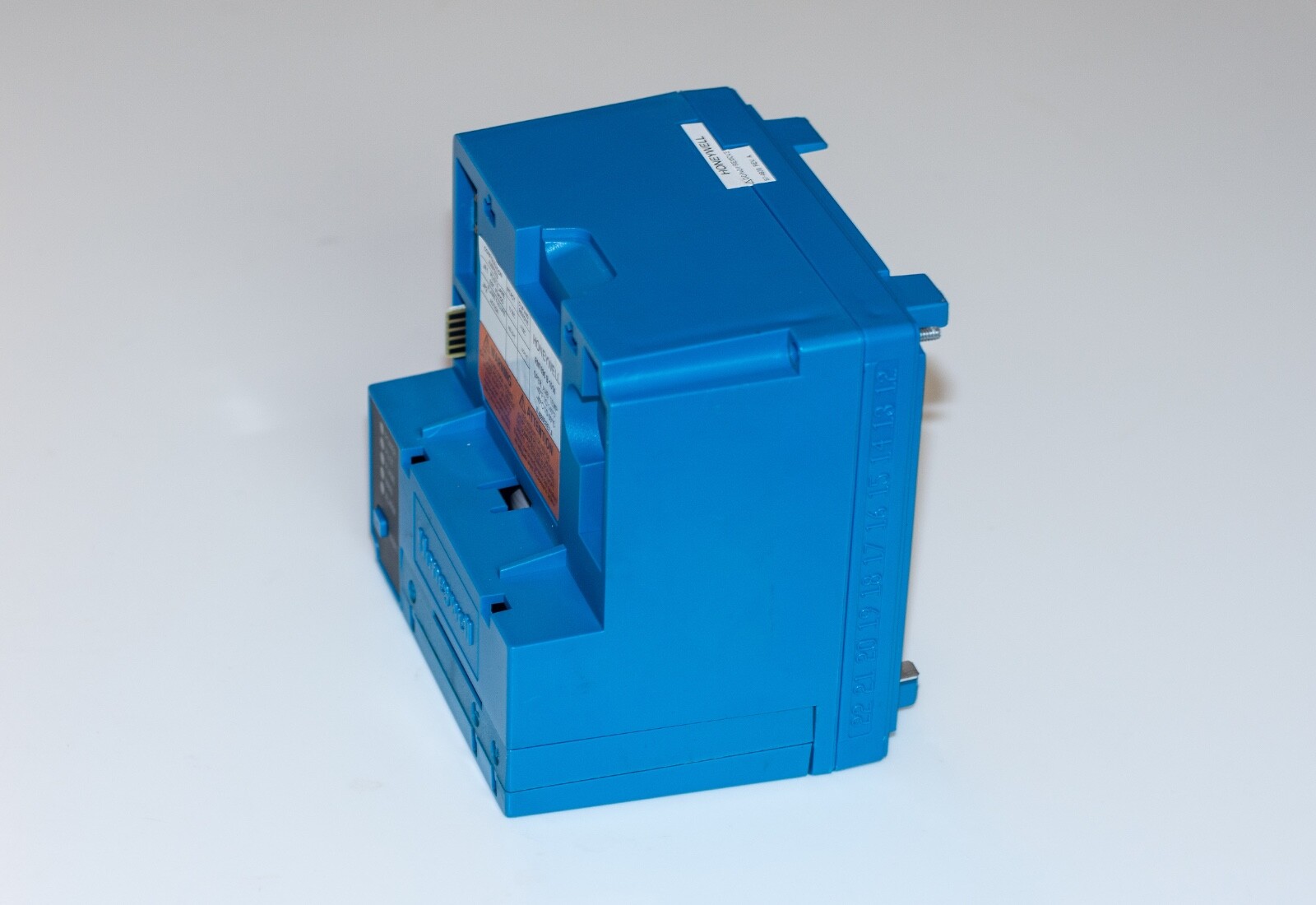 Honeywell RM7890B1014 zero hours/cycles, crack on bottom, 1-year warranty.