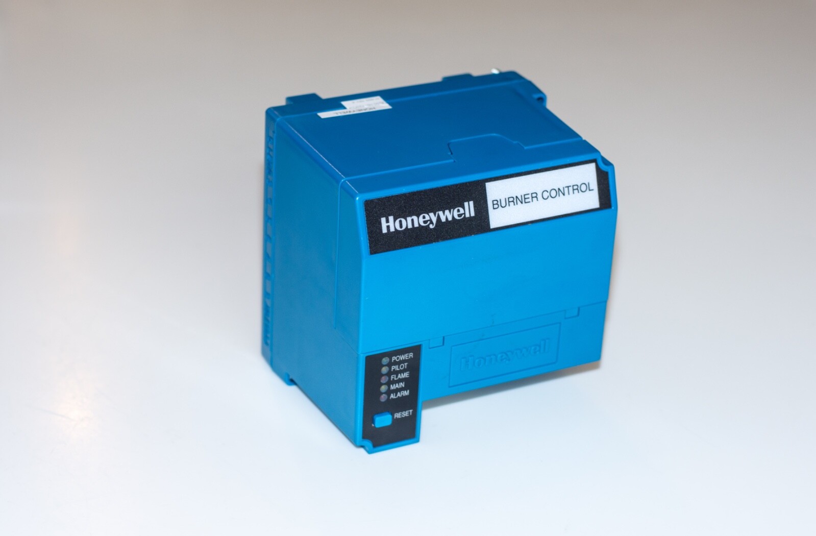 Honeywell RM7890B1014 zero hours/cycles, crack on bottom, 1-year warranty.
