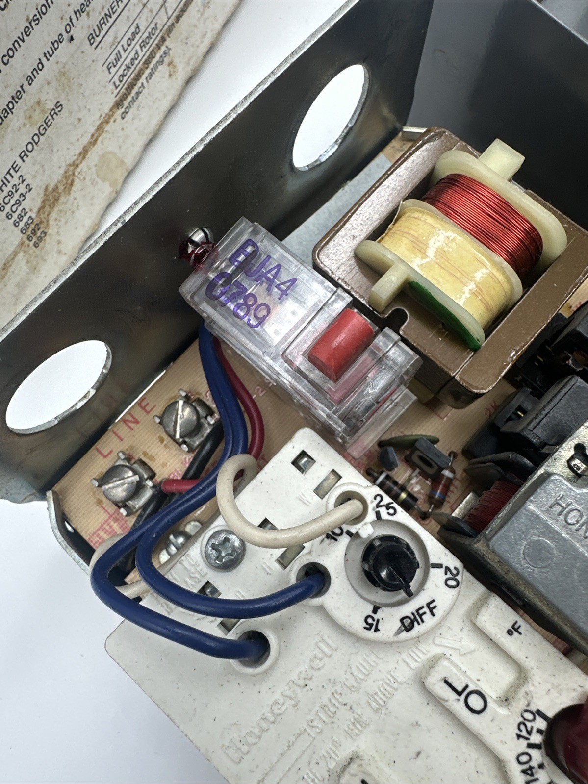 R8182D1079 Honeywell protectorelay control oil burner hydronic boiler UNTESTED