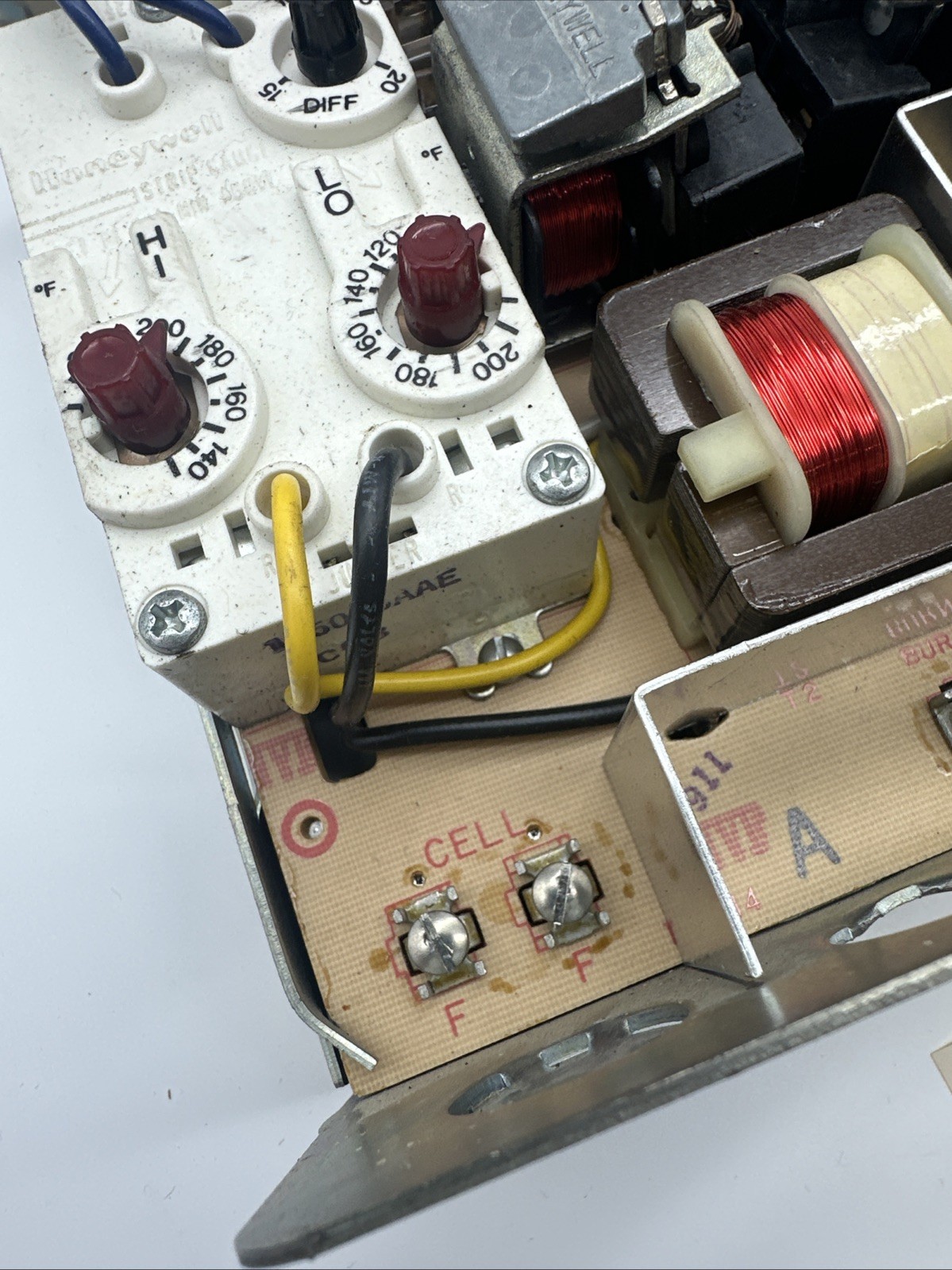 R8182D1079 Honeywell protectorelay control oil burner hydronic boiler UNTESTED