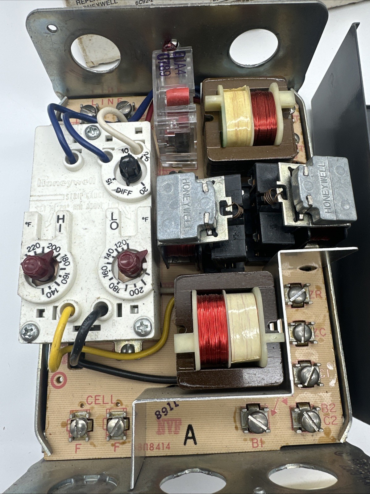 R8182D1079 Honeywell protectorelay control oil burner hydronic boiler UNTESTED