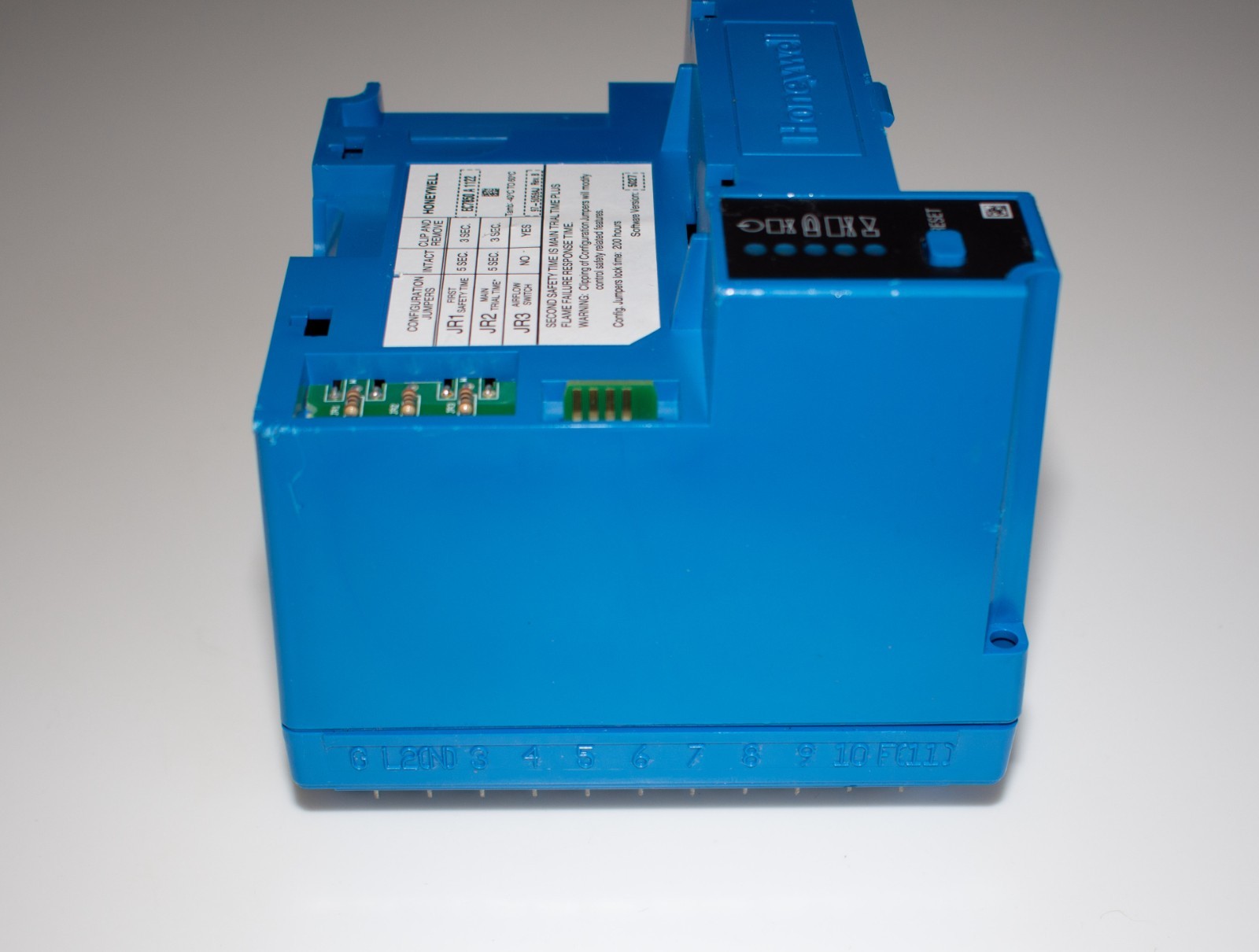 Honeywell EC7850A1122 burner control relay, zero hours usage, 1-year warranty.
