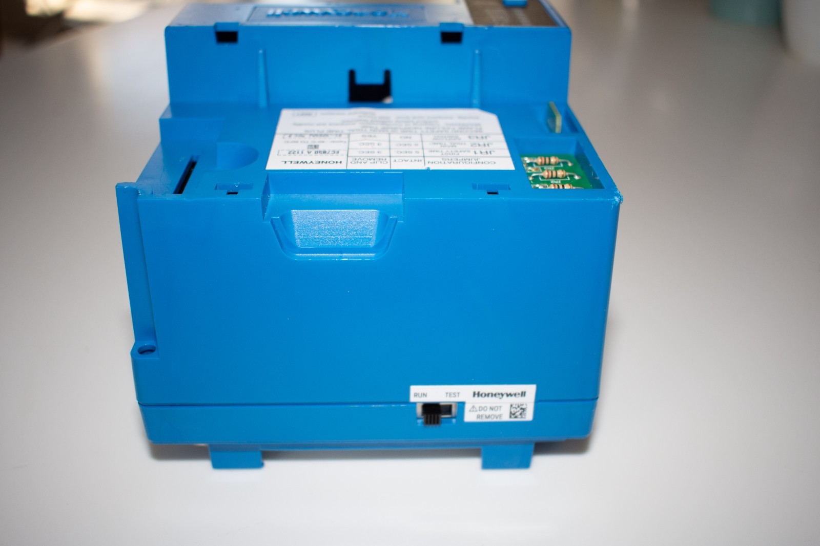 Honeywell EC7850A1122 burner control relay, zero hours usage, 1-year warranty.