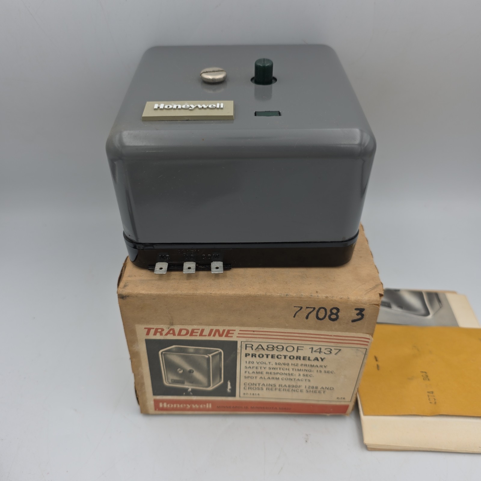 HONEYWELL RA890F 1437 BURNER FLAME SAFEGUARD PROTECTORELAY PRIMARY CONTROL NOS