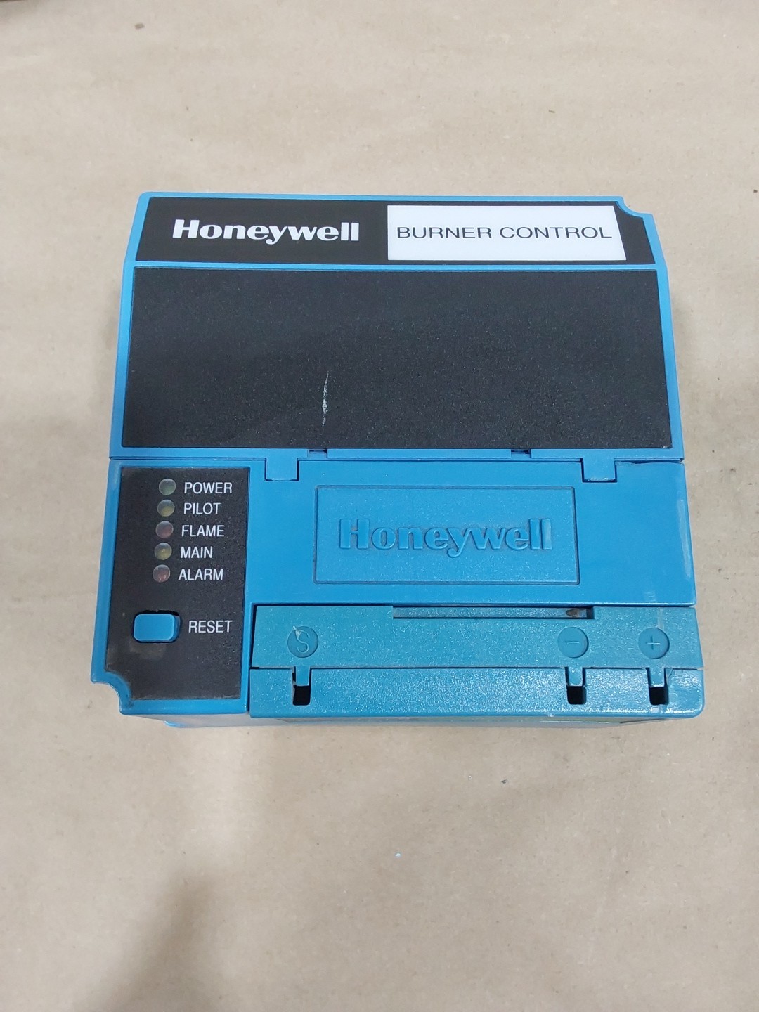 HONEYWELL BURNER CONTROL RM7890 A 1015 W/ KEYBOARD DISPLAY & FLAME AMPLIFIER