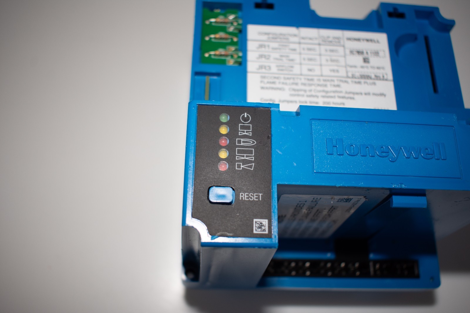 Honeywell EC7850A1122 burner control relay, zero hours usage, 1-year warranty.