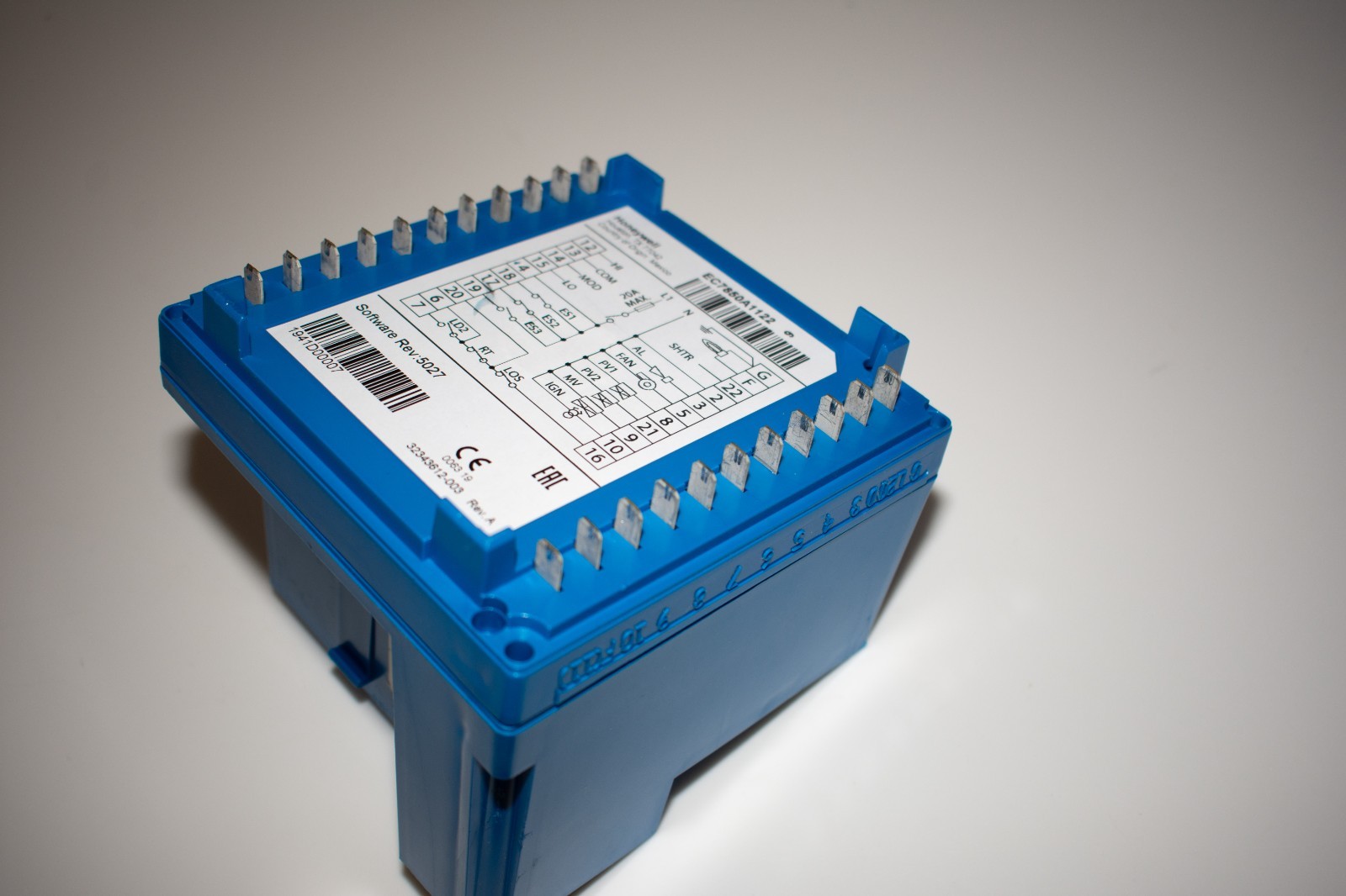 Honeywell EC7850A1122 burner control relay, zero hours usage, 1-year warranty.