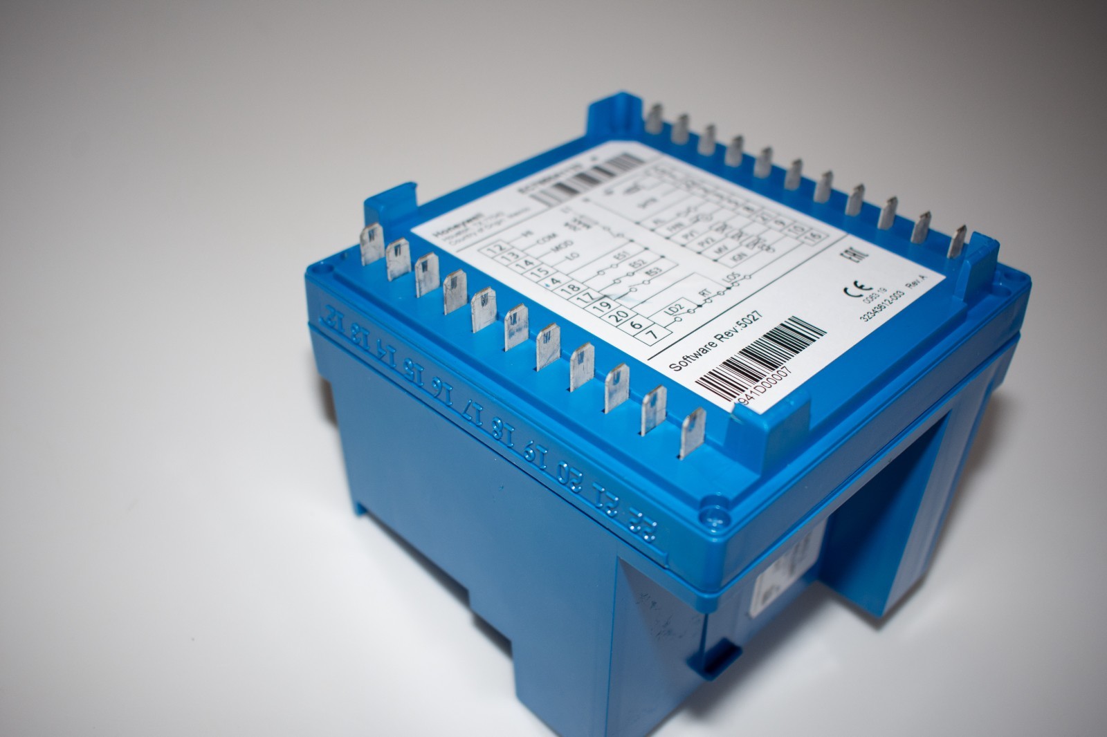 Honeywell EC7850A1122 burner control relay, zero hours usage, 1-year warranty.