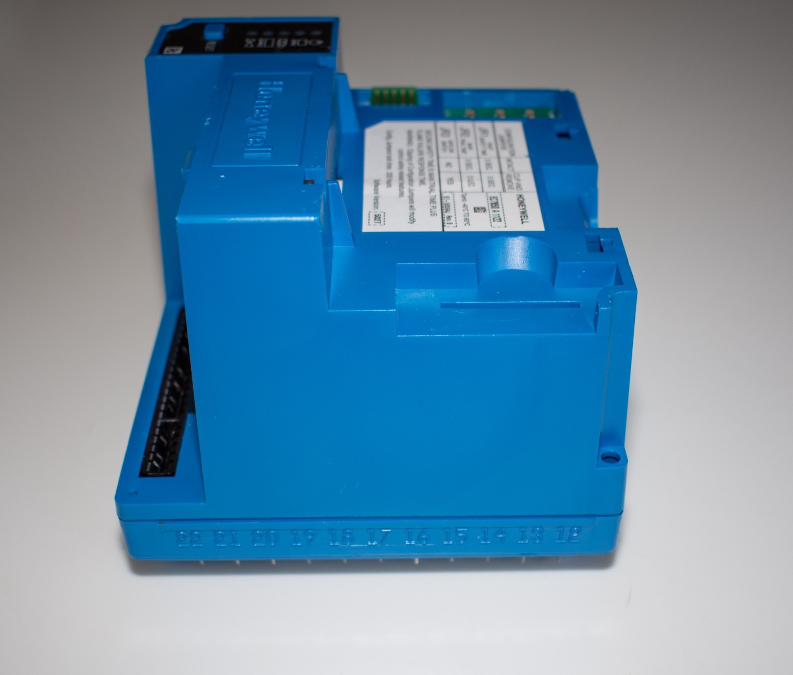 Honeywell EC7850A1122 burner control relay, zero hours usage, 1-year warranty.