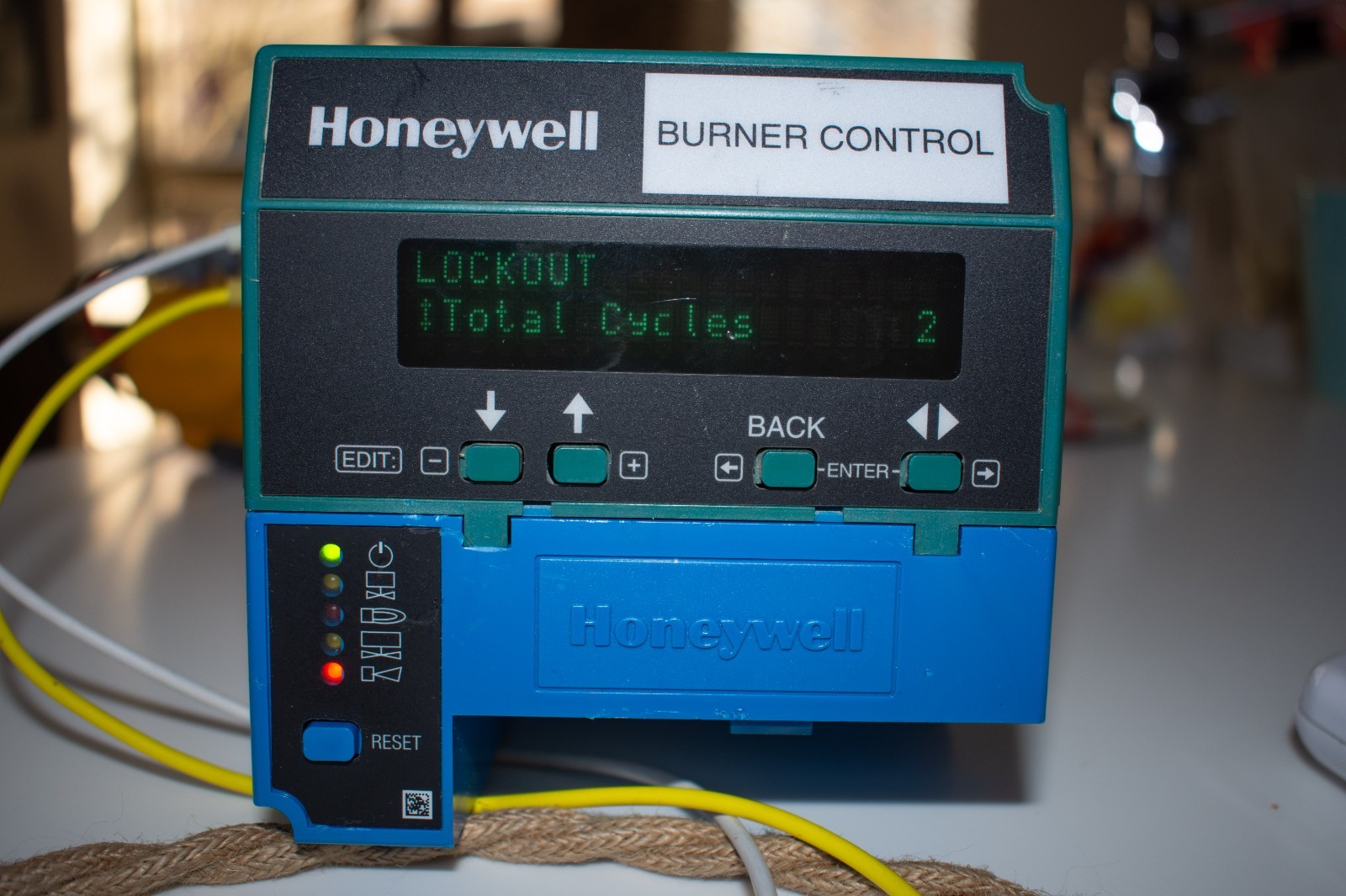 Honeywell EC7850A1122 burner control relay, zero hours usage, 1-year warranty.