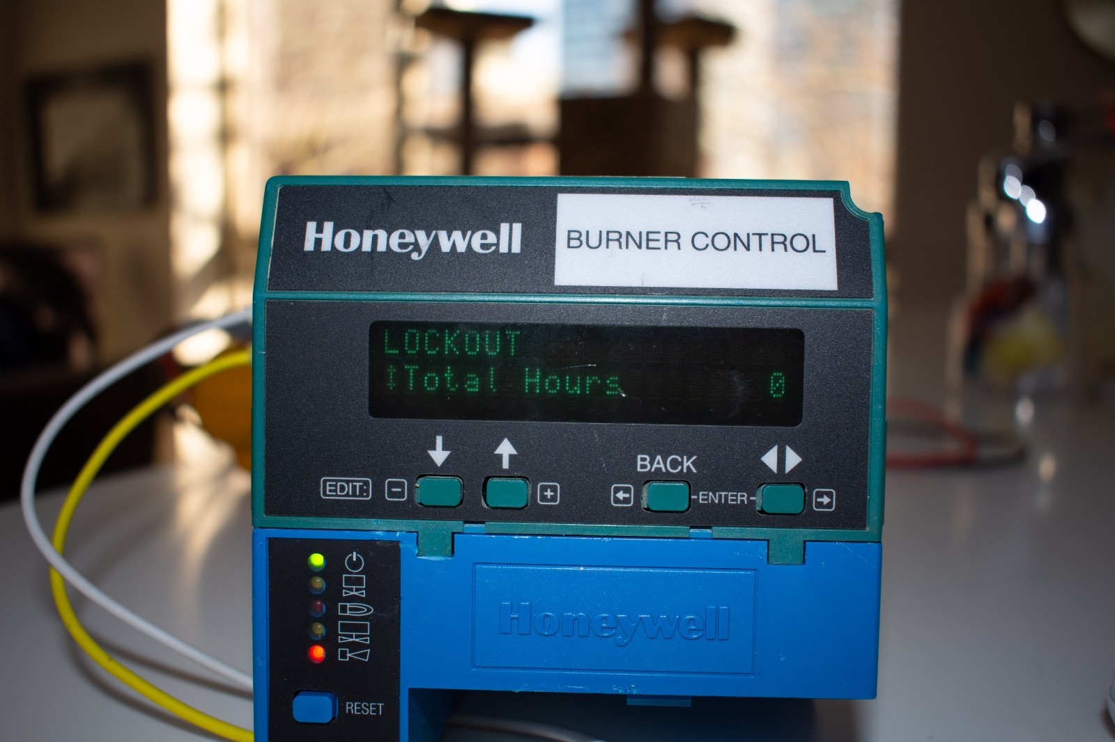 Honeywell EC7850A1122 burner control relay, zero hours usage, 1-year warranty.