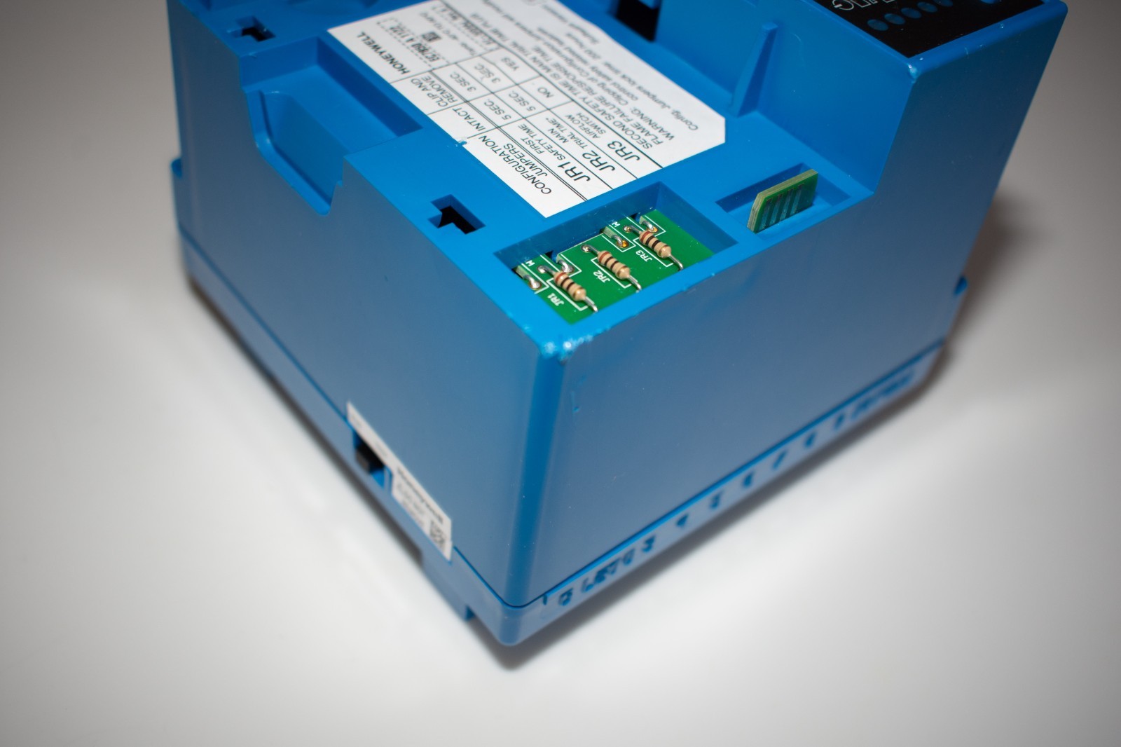 Honeywell EC7850A1122 burner control relay, zero hours usage, 1-year warranty.